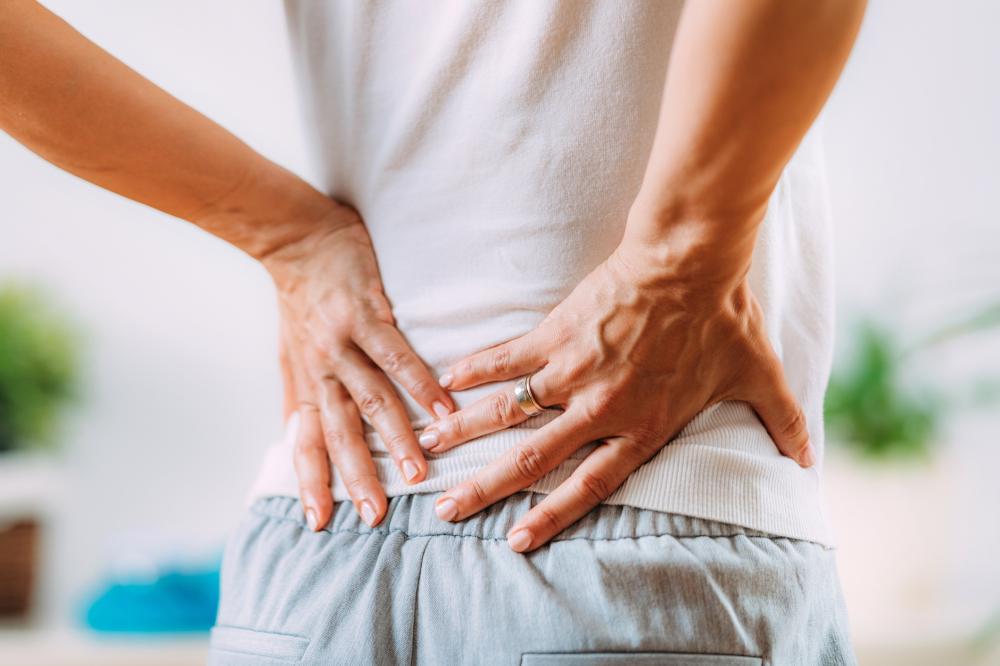 Image of man experiencing knee pain. 